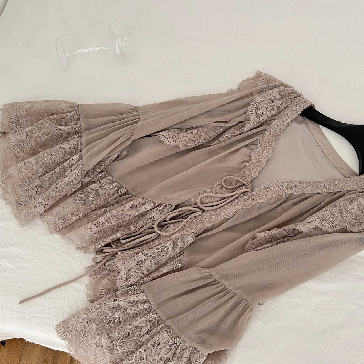 French Vintage New Ladies Khaki Patchwork Lace Pleated Short Tops Spring Autumn Elegant V-neck Loose Long Sleeve Versatile Shirt