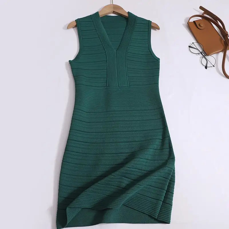 Summer New Black White Temperament Slim V Neck Pleated Mini Dress French Women Green Elegant Sleeveless Knit Short Dress Fashion