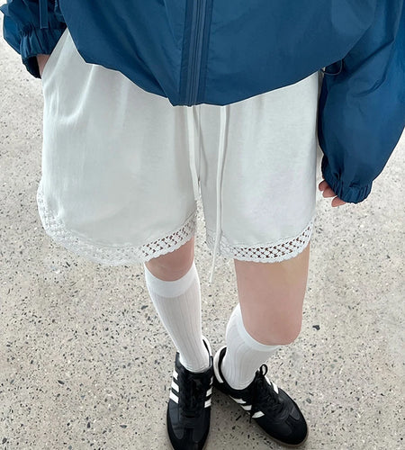 Women White Hollow Out Lace Pocket Casual Wide Leg Shorts New High Waist Trousers Fashion Tide Spring Summer 2025 1DJ1363