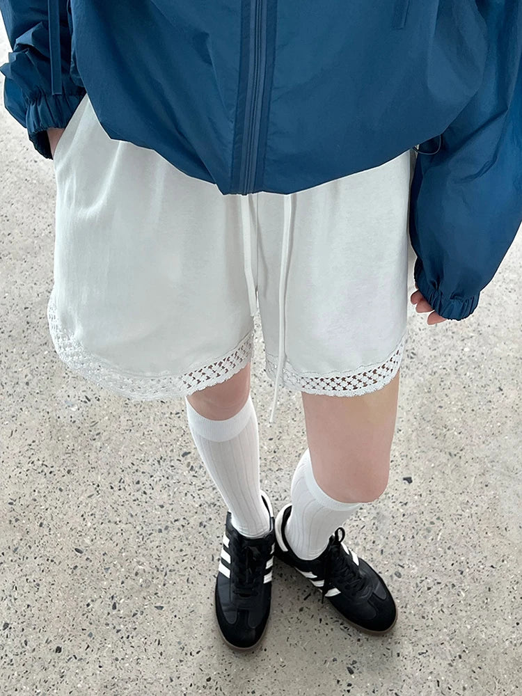 Women White Hollow Out Lace Pocket Casual Wide Leg Shorts New High Waist Trousers Fashion Tide Spring Summer 2025 1DJ1363
