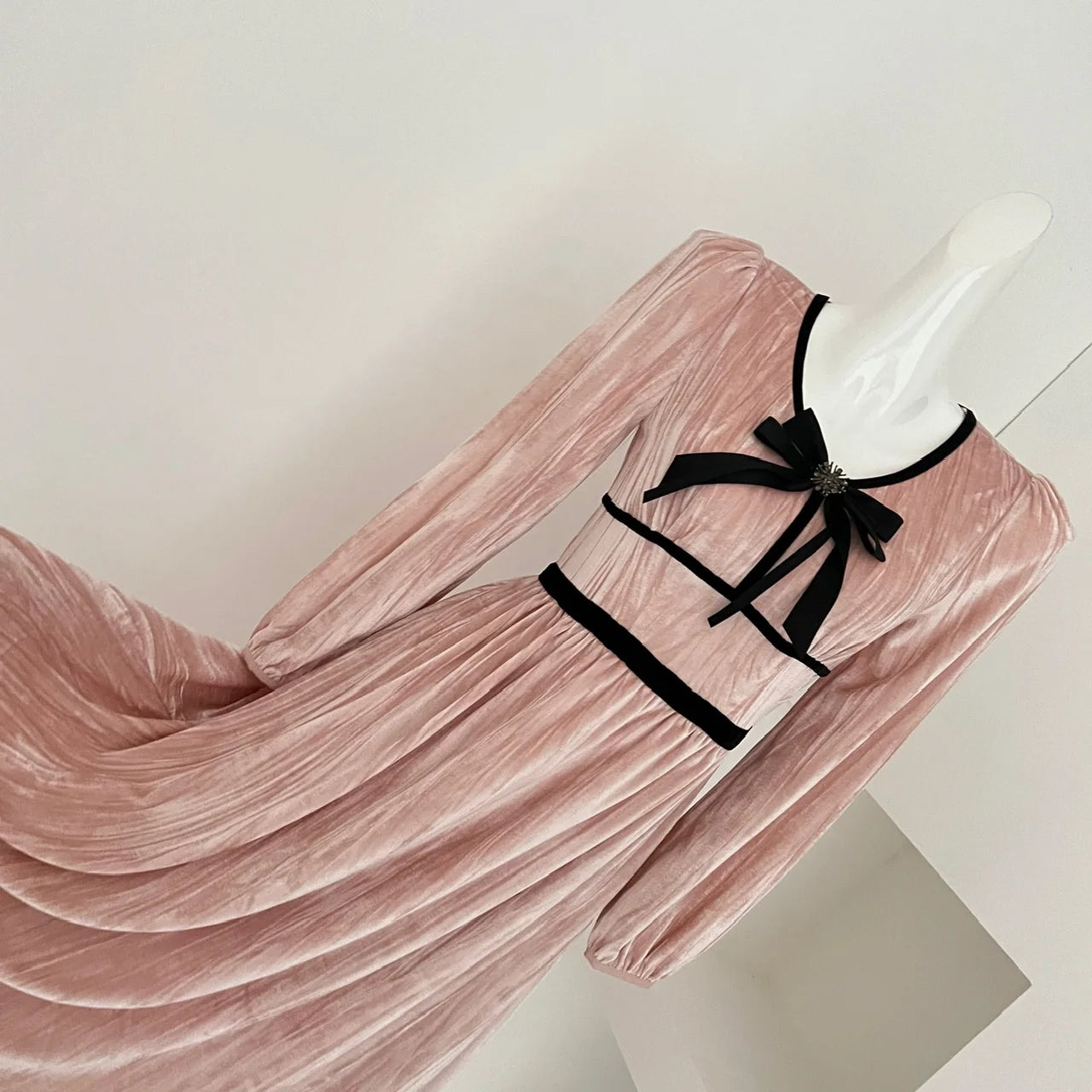 French Retro Women Pink Velvet Patchwork Slim Bow Dress Autumn Winter Long Sleeved High Waist Pleated Evening Party Dress Trendy