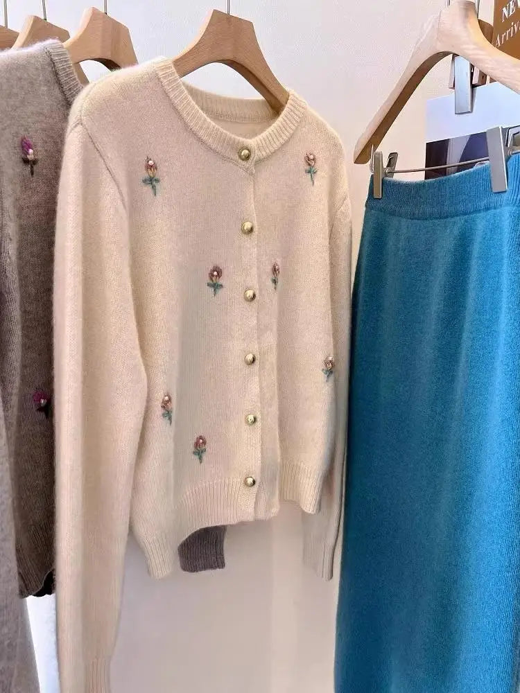Vintage 2024 New Beige Flower Embroidery Elegant Versatile Knitted Sweater Women Autumn Winter Grey Long Sleeve Cardigan Tops