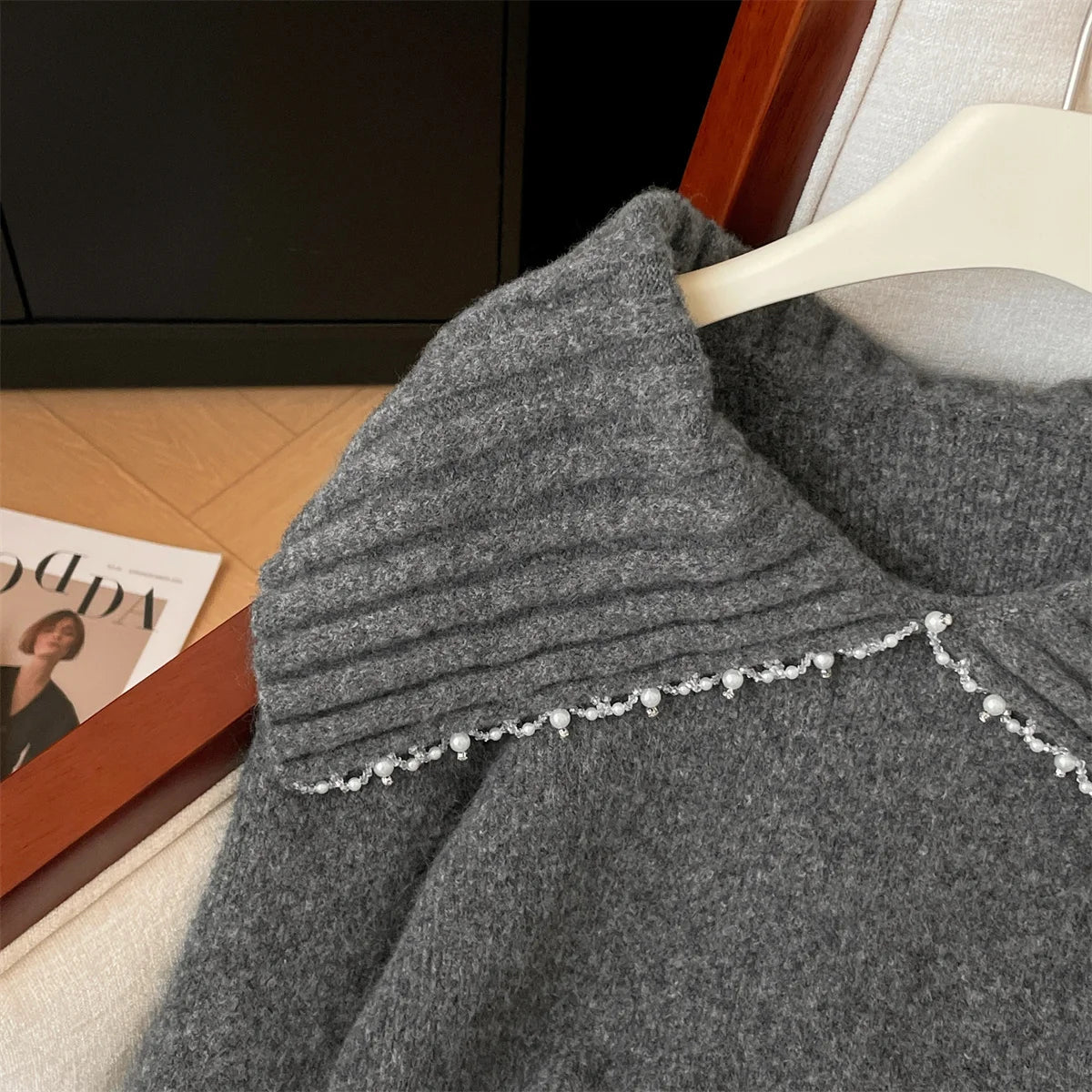 French Fashion Autumn Winter Beige Pearl Elegant Short Sweater Women's 2024 New Grey Versatile Long Sleeved Knitted Tops Popular