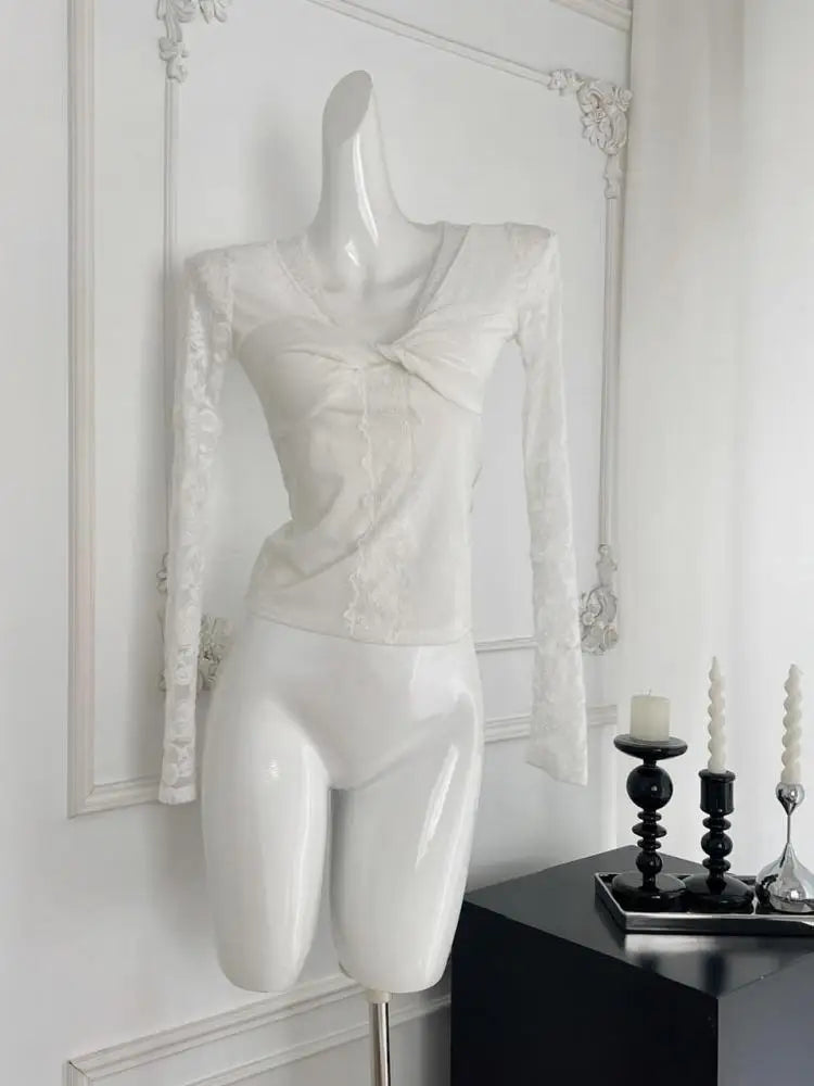 New 2024 Women's Autumn White Lace V-neck Holiday Short T Shirt Black Elegant Long Sleeve Pleated Bottom Tops Fashion Versatile