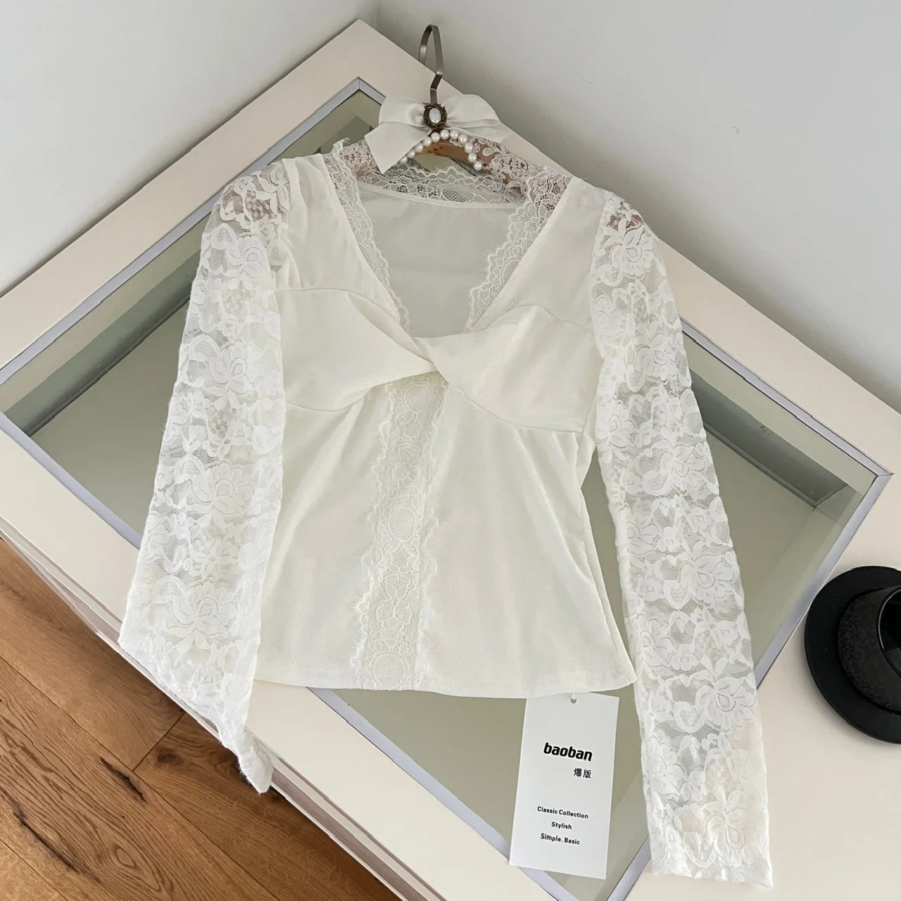 New 2024 Women's Autumn White Lace V-neck Holiday Short T Shirt Black Elegant Long Sleeve Pleated Bottom Tops Fashion Versatile