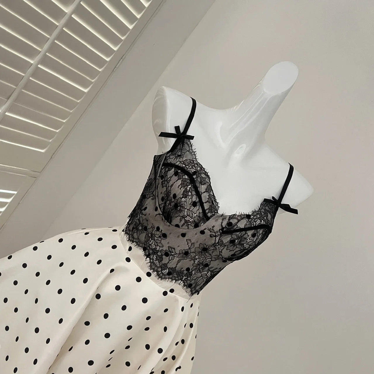 French Retro Women Black White Dot Patchwork Lace Elegant Sexy Backless Slip Short Dress 2025 Summer Sleeveless Slim Party Dress