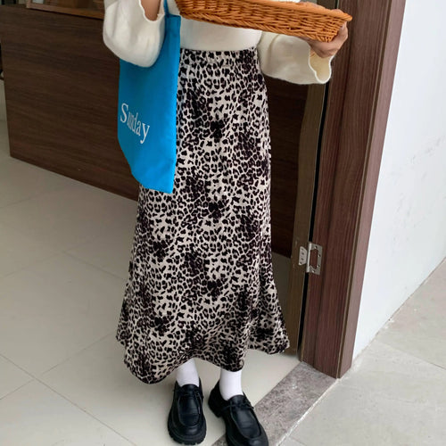 Load image into Gallery viewer, Korean Women's Velvet Leopard Print Elegant Long Skirt Vintage Fashion High Waist Slim Skirts 2024 Autumn Winter Bohemian Casual
