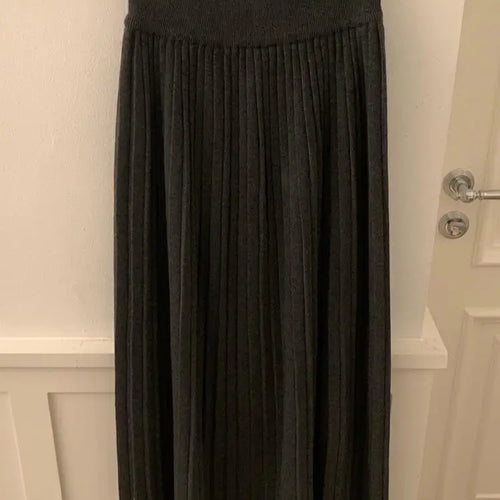 Load image into Gallery viewer, Korean Version 2024 White High Waist Versatile Slim Long Skirt Women Autumn Winter Grey Office Elegant Knitted Skirt Simplicity
