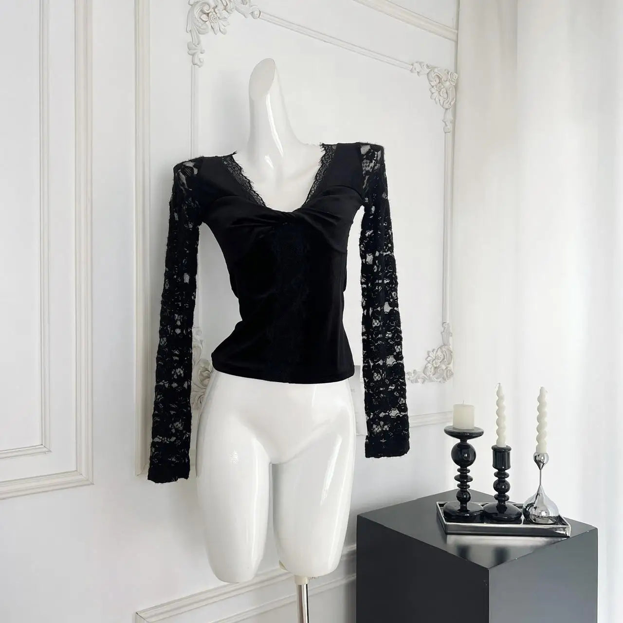 New 2024 Women's Autumn White Lace V-neck Holiday Short T Shirt Black Elegant Long Sleeve Pleated Bottom Tops Fashion Versatile