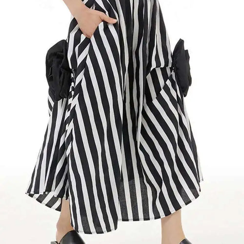 Load image into Gallery viewer, Women Black Flower Irregular Pleated Half-body Skirt High Elastic Waist Loose Fashion Tide New Spring Summer 2025 1DF9179
