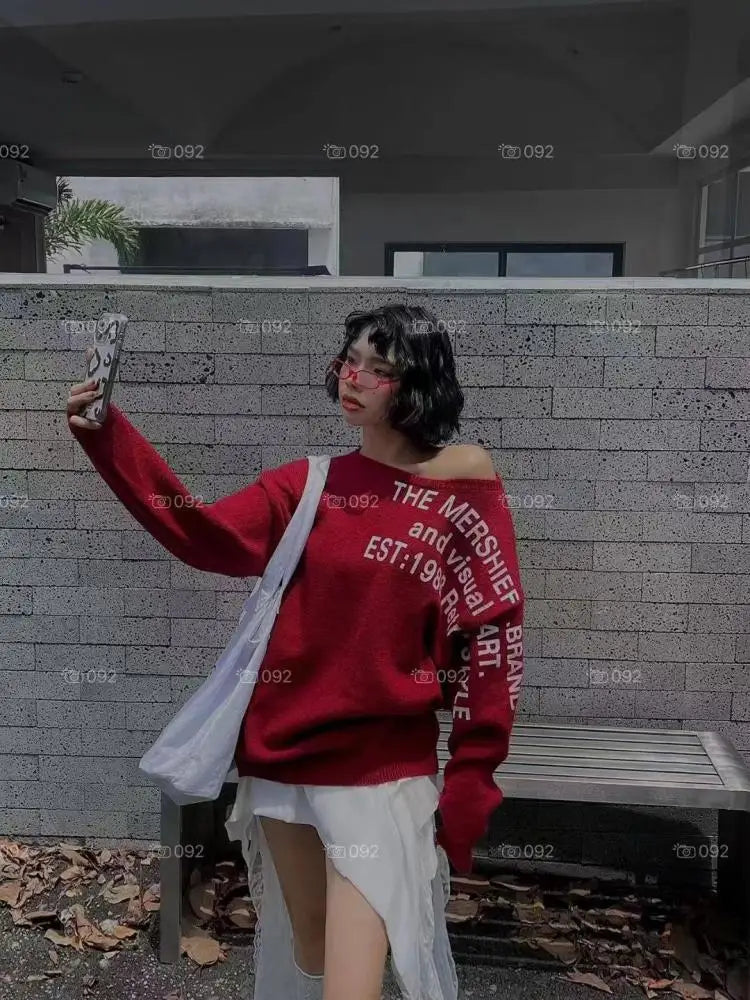 Korean Fashion Women Sloping Shoulder Letter Print Short Pullover Knitted Loose Sweater 2024 Autumn Winter Long Sleeve Tops Chic