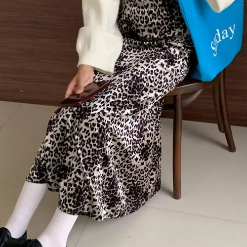 Load image into Gallery viewer, Korean Women's Velvet Leopard Print Elegant Long Skirt Vintage Fashion High Waist Slim Skirts 2024 Autumn Winter Bohemian Casual
