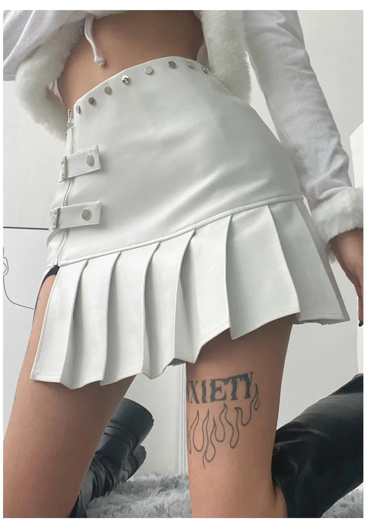 Spring Summer Sexy Retro White Black Pu Leather Mini Pleated Skirt Women Zipper Rivet Side Slit Short Designer Clothes