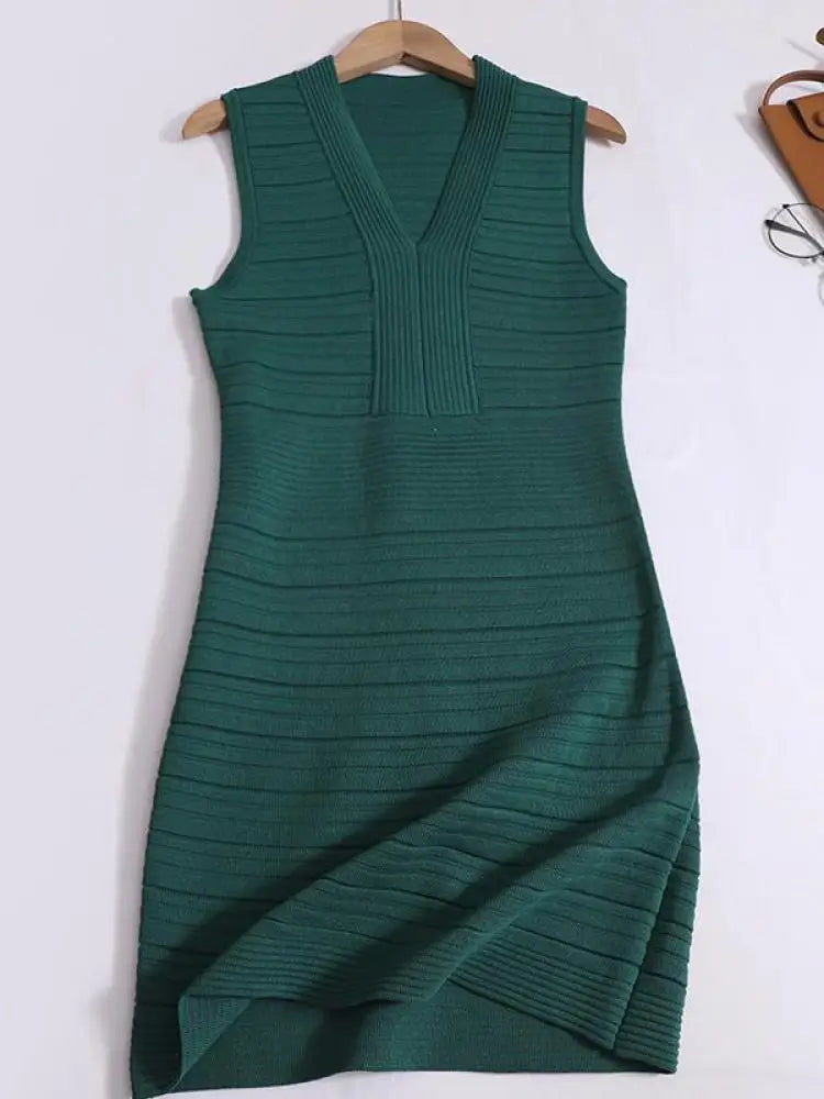 Summer New Black White Temperament Slim V Neck Pleated Mini Dress French Women Green Elegant Sleeveless Knit Short Dress Fashion