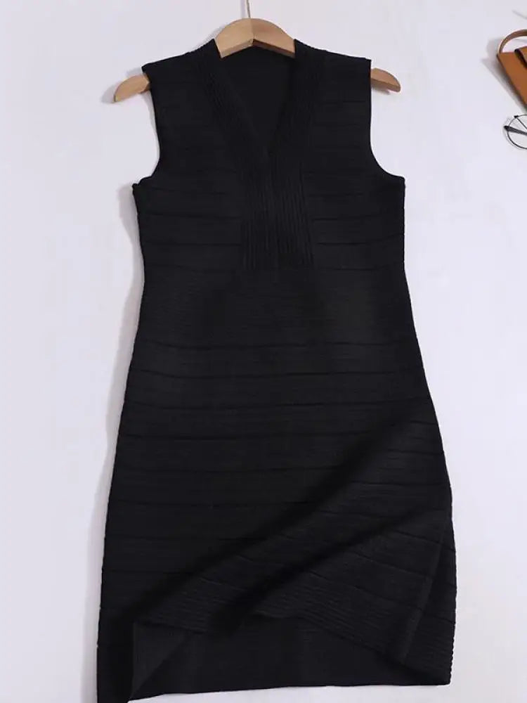 Summer New Black White Temperament Slim V Neck Pleated Mini Dress French Women Green Elegant Sleeveless Knit Short Dress Fashion