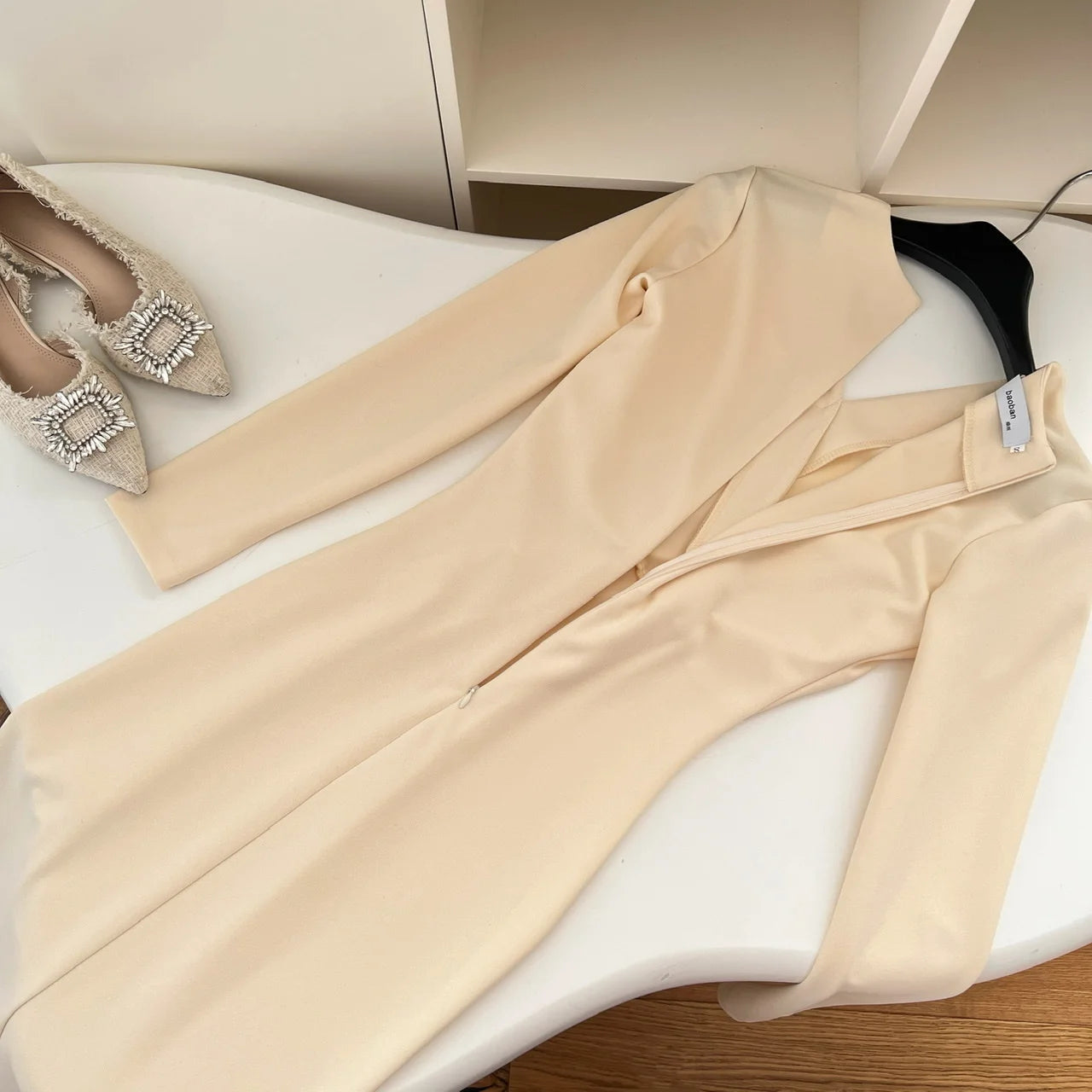 French Fashion Women's Beige V Neck Long Sleeve Dress 2024 Autumn New Black High Waist Wrapped Hip Pleated Fishtail Dress Simple