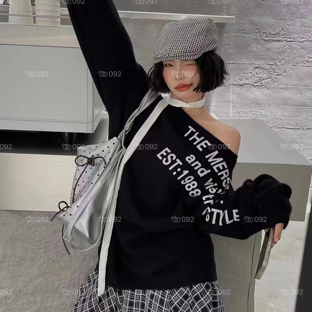 Korean Fashion Women Sloping Shoulder Letter Print Short Pullover Knitted Loose Sweater 2024 Autumn Winter Long Sleeve Tops Chic