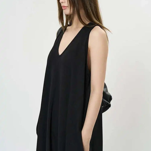 Load image into Gallery viewer, Women Black Brief Irregular Shaped Pocket Long Elegant Dress New V-Neck Sleeveless Fashion Tide Spring Autumn 2025 1DH9419
