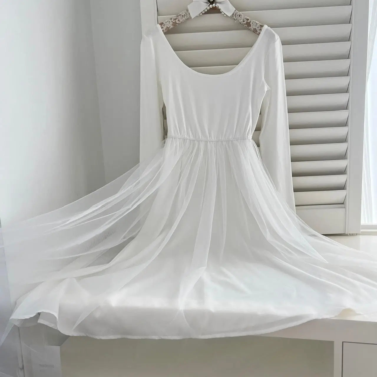 Vintage Autumn 2024 White Mesh Elegant Round Neck Pleated A-line Dress Women High Waist Long Sleeve Backless Dress Casual Simple