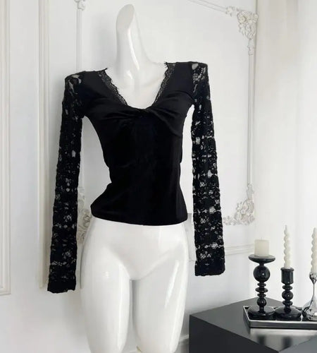 New 2024 Women's Autumn White Lace V-neck Holiday Short T Shirt Black Elegant Long Sleeve Pleated Bottom Tops Fashion Versatile