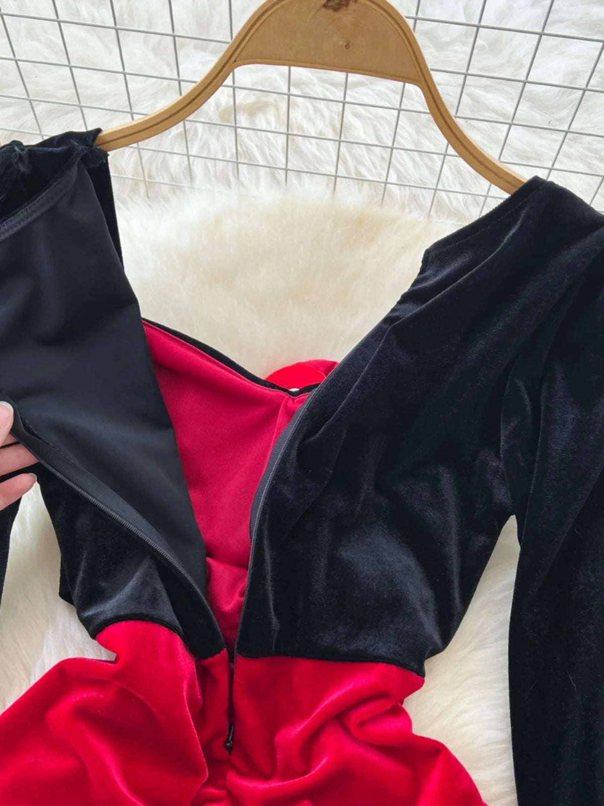 Retro 2024 Autumn Winter Women's Black Red Velvet Patchwork Slim Evening Party Dresses French Elegant Long Sleeved Pleated Dress