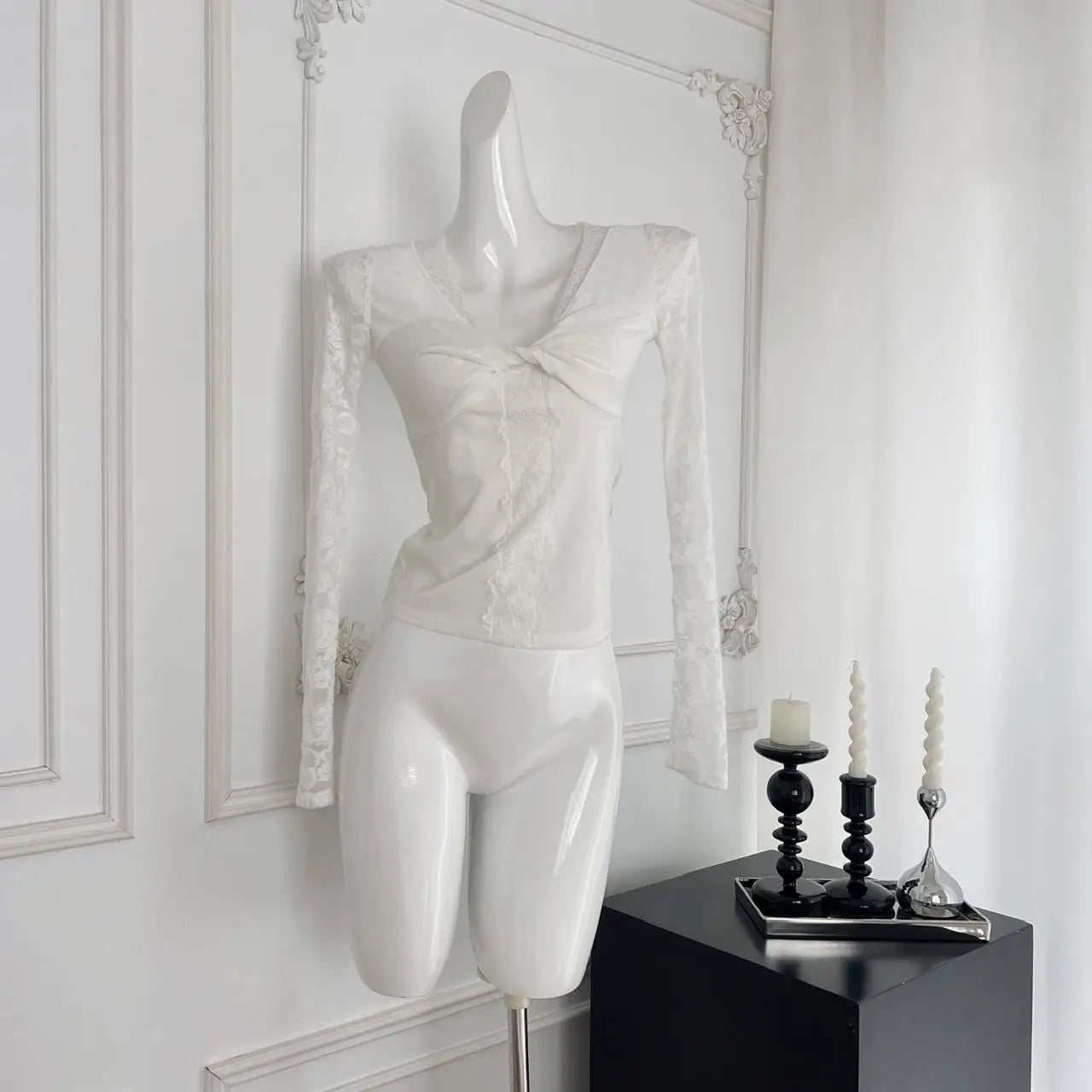 New 2024 Women's Autumn White Lace V-neck Holiday Short T Shirt Black Elegant Long Sleeve Pleated Bottom Tops Fashion Versatile