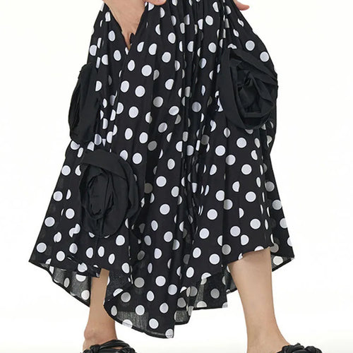 Load image into Gallery viewer, Women Black Flower Irregular Pleated Half-body Skirt High Elastic Waist Loose Fashion Tide New Spring Summer 2025 1DF9179
