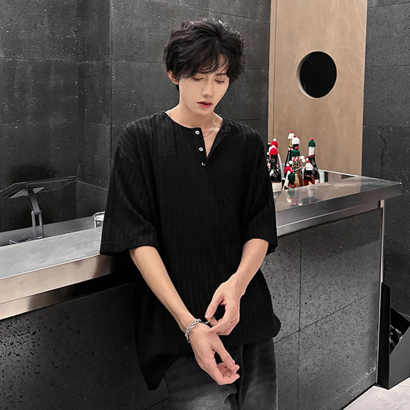 Men's T-shirts New Summer Niche Design Round Collar Short Sleeved Buttom Design Pullover Striped Trendy Male Tops 9W1915