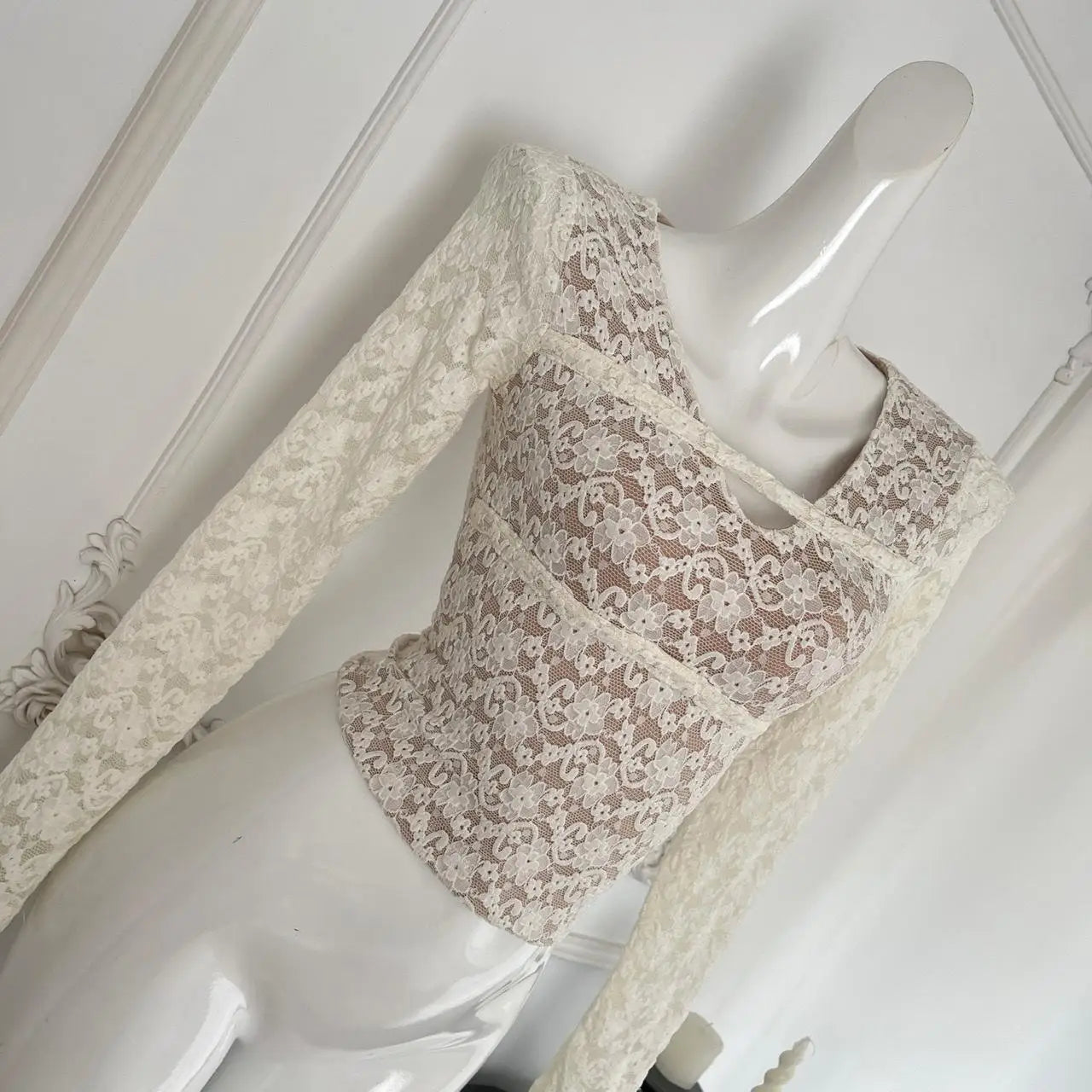 Autumn Vintage Ladies Beige Lace V Neck Pullover T Shirt French Fashion Women Elegant Long Sleeved Short Bottom Tops Simplicity